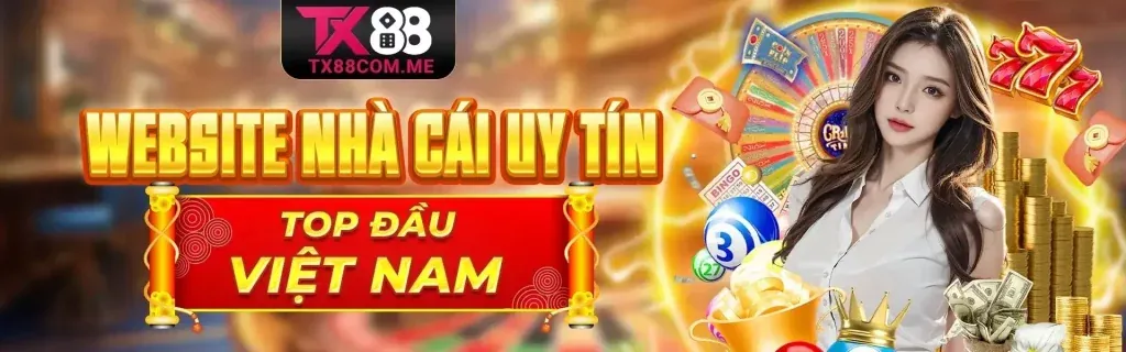 Bàn chơi sòng bạc với chip và bài, logo fi 88 nổi bật